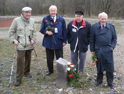 60 &aring;r etter frigj&oslash;ringen av konsentrasjonsleiren Buchenwald ved steinen som markerer brakke nr. 41, der norske studenter var&hellip;