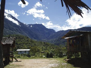 I landsbyerne bor familierne i simple palmehytter. Billede er fra Bolivip, en fjernt beliggende landsby i Star Mountains,&hellip;