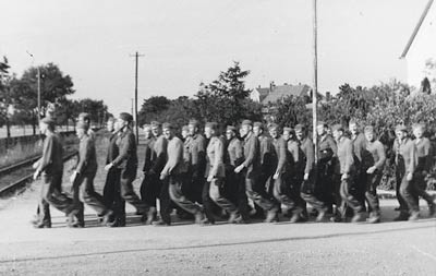 Norske studenter p&aring; utmarsj i Sennheim i den tyskokkuperte delen av Frankrike. Foto Ukjent