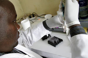 Fra Leger Uten Grensers hivprosjekt i Kibera-slummen i Nairobi. Laborant Justice utf&oslash;rer CD4-testing. Foto Henrik Glette&hellip;