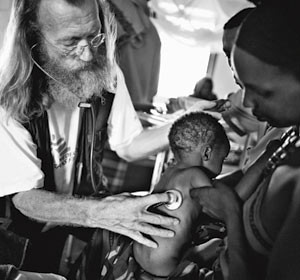 Huddur, Somalia. Lege Aslak J&oslash;ssang unders&oslash;ker en liten gutt med lungebetennelse. Han har v&aelig;rt p&aring; Leger Uten Grensers&hellip;