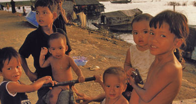 Flokker av barn fulgte oss trofast. Illustrasjonsfoto Walter Bibikow, GV-Press