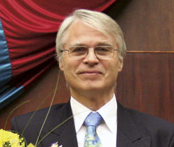 Lars J. Bjertn&aelig;s er den f&oslash;rste utlending som tildeles Erkeengelen Mikhails Orden. Foto Northern State Medical University