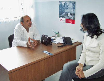 Psykiater Kahramanyan og MSF-teamets leiar for informasjon, utdanning og kommunikasjon ved det nyrenoverte kontoret ved den&hellip;