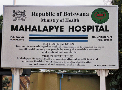 P&aring; veg inn p&aring; Mahalapye Hospital. Begge foto Morten Hovdet