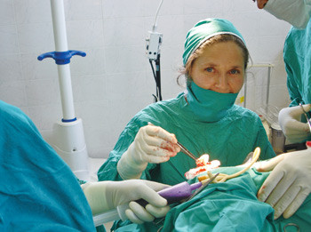 Cathrine Reimers viser forn&oslash;yd frem bl&aring;fargetesten, som dokumenterer at fistelen er lukket. Foto Einar Lande