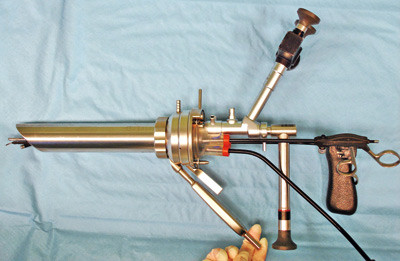 Figur 2  Rektoskop for transanal endoskopisk mikrokirurgi med tilh&oslash;rende optikk og operasjonsinstrumenter