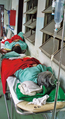 Det vanlige er store sovesaler, men vi fant ogs&aring; et par korridorpasienter