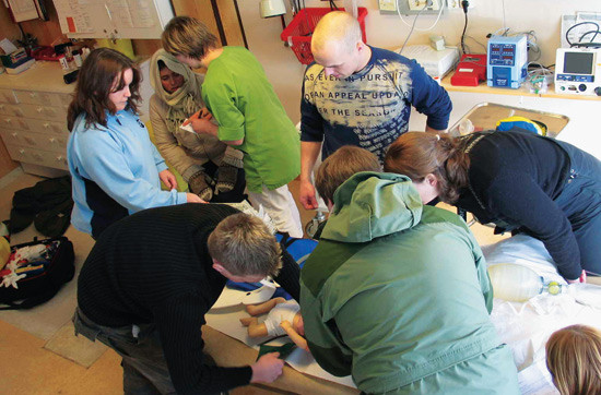 Figur 2  Barnedukken er brakt inn p&aring; helsesenteret, og leger, sykepleiere og helsesekret&aelig;rer jobber med pasient og &laquo;mor&raquo;&hellip;