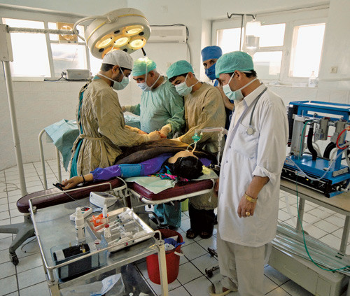 Generell narkose utf&oslash;rt av de lokale legene. Begge foto Kjetil Ness