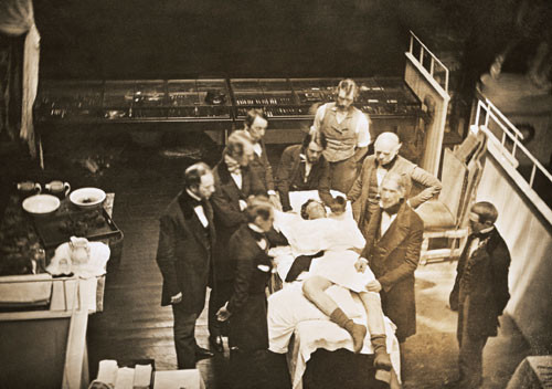 Figur 2  Tidlig operasjon med bruk av eter rundt 1850. Foto &copy; Bettmann/Corbis/SCANPIX