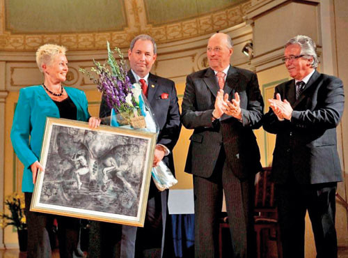 Lars A. Akslen, mellom generalsekret&aelig;r i Kreftforeningen Anne Lise Ryel og kong Harald, under overrekkelsen av prisen&hellip;