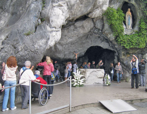 Millioner av mennesker har opps&oslash;kt grotten der jomfru Maria skal ha &aring;penbart seg. For de mange pilegrimer er h&oslash;ydepunktet&hellip;