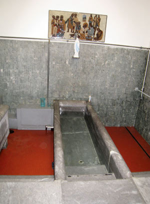 Dagens hellige bad har god hygienisk kontroll, noe som er helt n&oslash;dvendig ettersom hundrevis av mennesker senker kroppen i de&hellip;