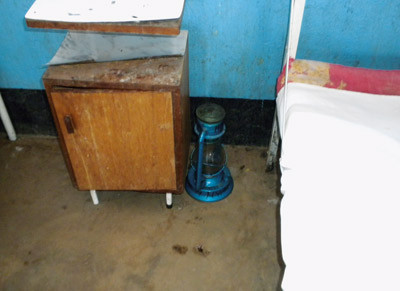 Etter at solen har g&aring;tt ned, er kerosinlampe, som her, eller lommelykt den eneste lyskilden p&aring; de fleste enklere&hellip;