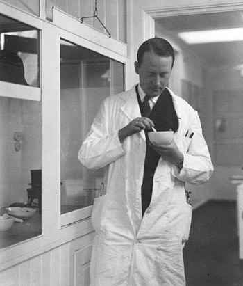 Harald Fr&oslash;shaug gransker en laboratoriepr&oslash;ve. Begge foto Dikemark museum