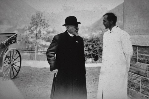 Donator F.G. Gade og prosektor Haaland i samtale utenfor instituttbygningen