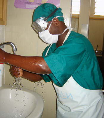 Kilimanjaro Christian Medical Centre utdanner fremtidige leger. Her gj&oslash;r en student seg klar for &aring; assistere ved et elektivt&hellip;