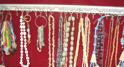 Smykkene lages av agatsteiner i forskjellige farger og former, og er meget popul&aelig;re b&aring;de i India og andre land. Alle foto&hellip;