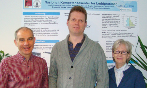 Lasse Enges&aelig;ter (til venstre) er leder for Nasjonalt kompetansesenter for leddproteser, Stein Atle Lie er f&oslash;rsteforfatter av&hellip;