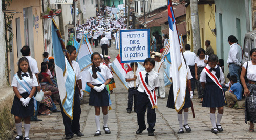 Guatemalas nasjonaldag 15. september. Gatene fylles av feirende elever fra Colegio Bethel og andre skoler &ndash; en synliggj&oslash;ring&hellip;