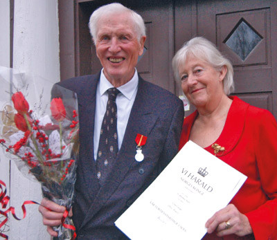 Otto Bull sammen med sin kone under utdelingen av Kongens fortjenstmedalje i fjor h&oslash;st. Foto Trond Blik&oslash;, Tr&oslash;nder-Avisa
