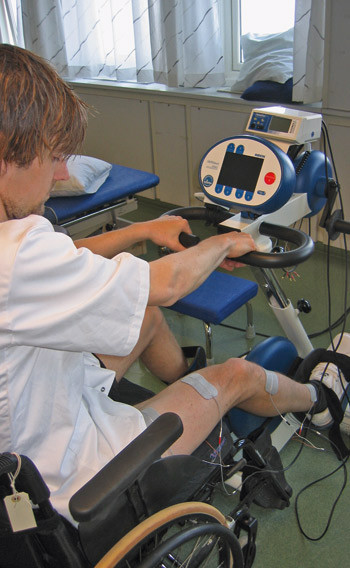 Figur 1  Arrangert bilde: Aktiv trening av &laquo;desentralisert&raquo; muskulatur ved hjelp av computerstyrt funksjonell elektrisk&hellip;