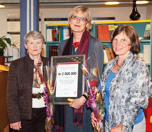 Maja-Lisa L&oslash;chen (i midten) og Inger Nj&oslash;lstad (til h&oslash;yre) har her mottatt 2 millioner kroner til bruk i hjerte- og&hellip;