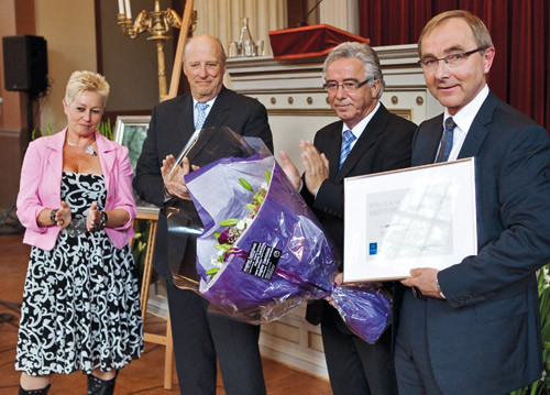 Fra venstre: generalsekret&aelig;r Anne Lise Ryel i Kreftforeningen, kong Harald, styreleder Paul Hellandsvik i Kreftforeningen og&hellip;