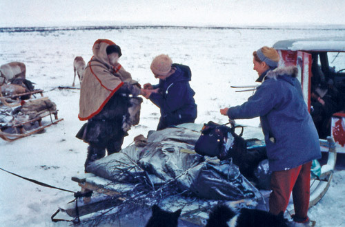 Opps&oslash;kende helsearbeid: To dager f&oslash;r skjermbildekaravanen ankom reiste &laquo;tuberkulins&oslash;stre&raquo; til alle boplassene for &aring; sette&hellip;