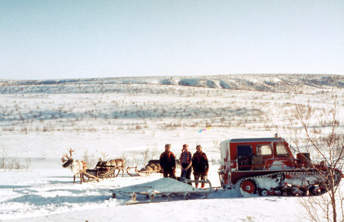 Reinsdyrslede var omkring 1960 et mye brukt transportmiddel. Distriktslegen kom raskere frem med sin Snow-Trac beltebil
