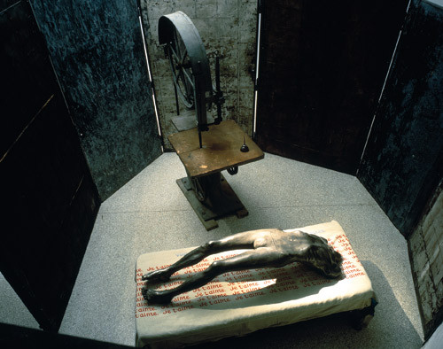Figur 1  Louise Bourgeois. Cell (Arch of hysteria), 1992&thinsp;&ndash;&thinsp;93. St&aring;l, bronse, st&oslash;pejern og tekstil. 302,2 &times; 368,3 &times; 304,8 cm&hellip;