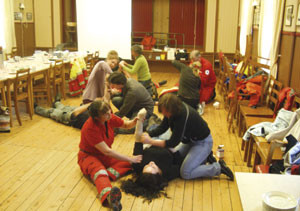 En typisk &oslash;velse i Bjark&oslash;y kommunes akutteam. Pleiepersonalet, ambulansepersonell og legene l&oslash;ser varierende akuttmedisinske&hellip;