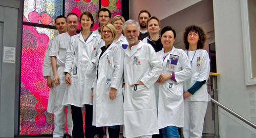 Gruppebilde ved Norsk senter for prim&aelig;r skleroserende kolangitt. Fra h&oslash;yre forskningssykepleier Mona Skevig, stipendiat&hellip;