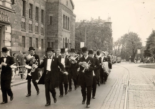 Figur 1  Oppmarsj til V&aring;rballet p&aring; Solli plass, mai 1961. Fra v: Rasmus Ringdal, Nj&aring;l Oftedal, Ole Didrik L&aelig;rum, Sigurd&hellip;