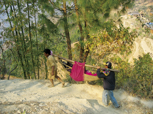 Figur 2  Vanlig transportmetode for f&oslash;dende som kommer langveisfra til sykehuset i Okhaldhunga.