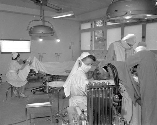 Medisinhistorie eller medisinsk historie? Fra en operasjon p&aring; Rikshospitalet i 1950, p&aring; den dav&aelig;rende nye kirurgiske&hellip;