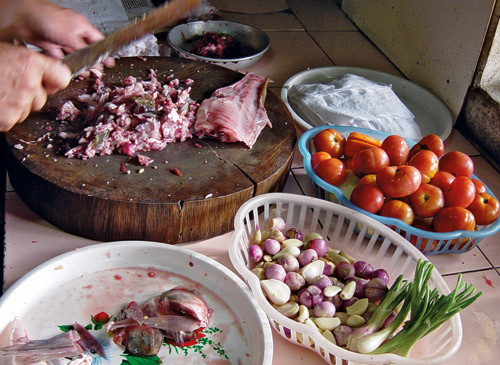 Tilberedning av rett med r&aring; fisk. Foto FIBOZOPA. Gjengitt med tillatelse