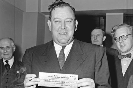 Andre tider: Trygve Lie, f&oslash;rste generalsekret&aelig;ren i FN, tek imot ein g&aring;vesjekk fra Rockefeller til FN-bygningen. R&oslash;yken har&hellip;