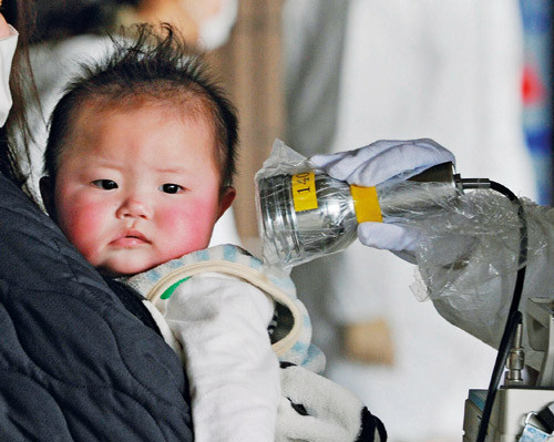 M&aring;ling av radioaktivt jod i skjoldkjertelen hos et barn fra Fukushima-distriktet. Foto Kyoda/Reuters/Scanpix