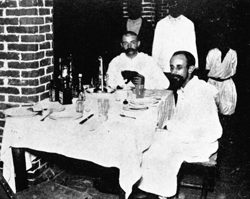 Heiberg (til venstre) og Dutton i Kasongo i januar 1905. Fotografi av figur 5 i litteraturreferanse nr. 26, mottatt fra&hellip;