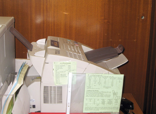 Figur 1  Faksmaskinen, &laquo;hjertet&raquo; i TIA-klinikken. Foto Martin Altreuther