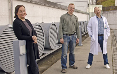 Artikkelens sisteforfatter Nina Langeland (til venstre), f&oslash;rsteforfatter Kurt Hanevik (i midten) og andreforfatter Einar&hellip;