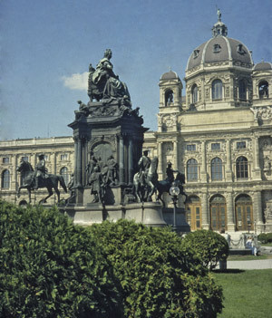Mellom de store museene midt i Wien troner keiserinne Maria Teresia p&aring; sitt monument, og under tronstolen er det skulpturer&hellip;