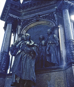 S&aring; takknemlig var hun overfor sin livlege Gerhard van Swieten at hun ikke bare gjorde ham til preses p&aring; det medisinske&hellip;