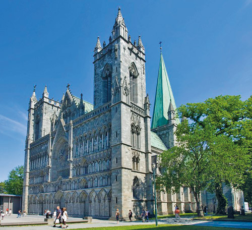 Hele landet st&aring;r bak nasjonale oppgaver, slik som fullf&oslash;ringen av Nidarosdomen. Foto &copy; Jose Fuste Raga/Corbis/SCANPIX