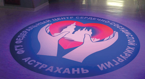 Sykehusets logo, som her pynter gulvet i en av korridorene. Foto Steinar Solberg