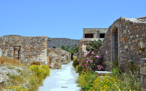 I disse husene bodde mange pasienter. I enden av hovedgaten skimtes til h&oslash;yre toppen av to sovesaler med til sammen 48 rom&hellip;