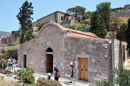 I forgrunnen ses den over 300 &aring;r gamle kirken, Agios Panteleimon, som sist var renovert i 1953 for penger samlet inn blant&hellip;