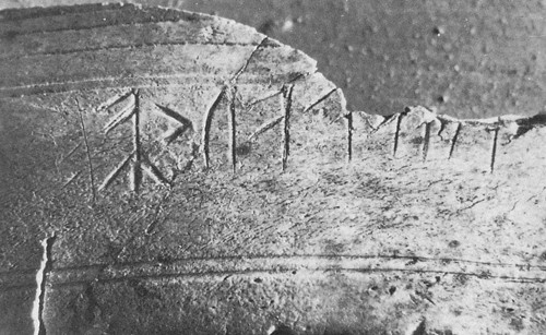 Figur 6  Denne 1 500 &aring;r gamle beinkniven ble funnet i Nordhordland i 1861. Runeinnskriften beskriver l&oslash;kens beskyttende&hellip;